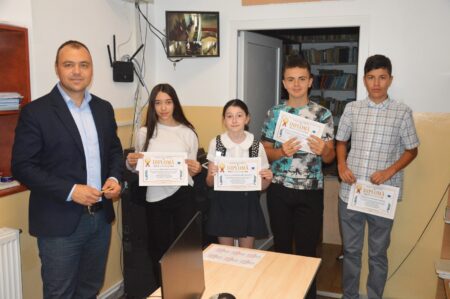 Primarul Bogdan George Mutu și elevii cu diplomă