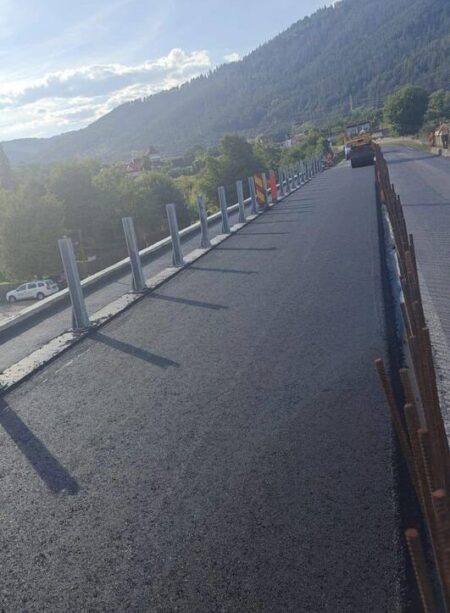 Minunea de la Pângărați: S-a asfaltat un sens de mers pe podul peste Bistrița