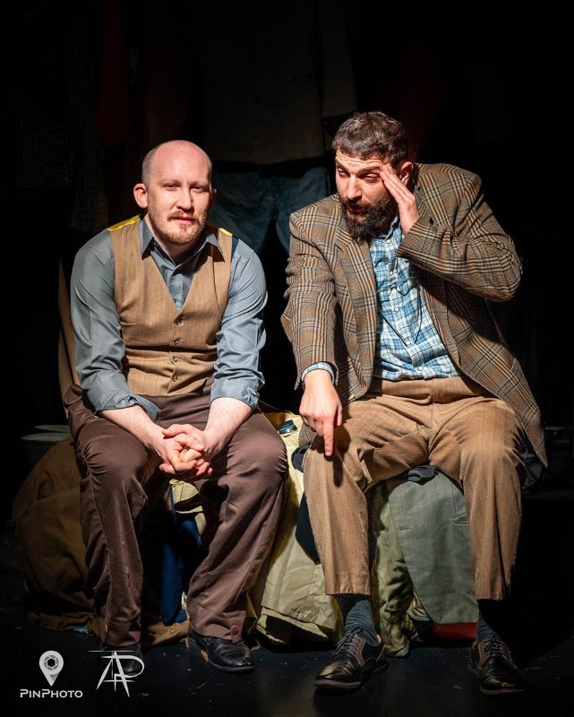 Teatrul „Anton Pann" Râmnicu Vâlcea aduce spectacolul „Pietre în buzunar" la Festivalul de Teatru Piatra Neamț – Ediția 36 Două reprezentații: 2 noiembrie la Târgu Neamț și 4 noiembrie la Piatra Neamț 1 03 20250211 174 Pietreinbuzunar