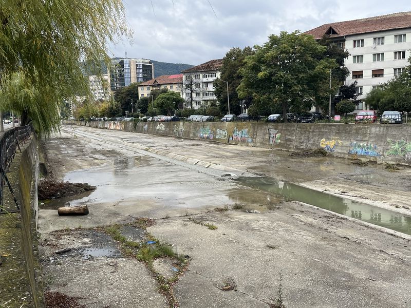 Lucrari de decolmatare pe Paraul Cuejdi 1