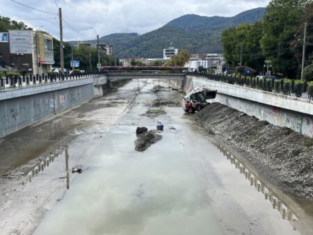 Lucrari de decolmatare pe Paraul Cuejdi 2
