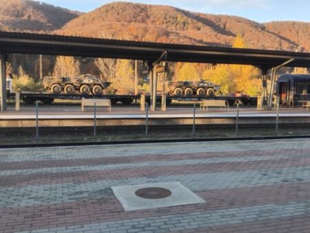 Foto. Convoi de vehicule militare a populat gara din Piatra Neamț TAB 4