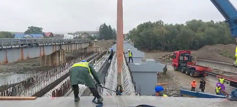 Video-foto. Progres important la podul de la Girov: se montează grinzile! 1 WhatsApp Image 2025 10 06 at 12.18.06