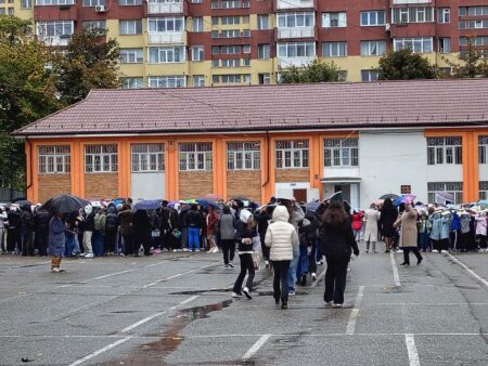 Video-foto. Exercițiu de alarmare la cutremur în școlile din Neamț. Imagini de la Școala Gimnazială nr. 3 Piatra Neamț WhatsApp Image 2025 10 13 at 11.12.21