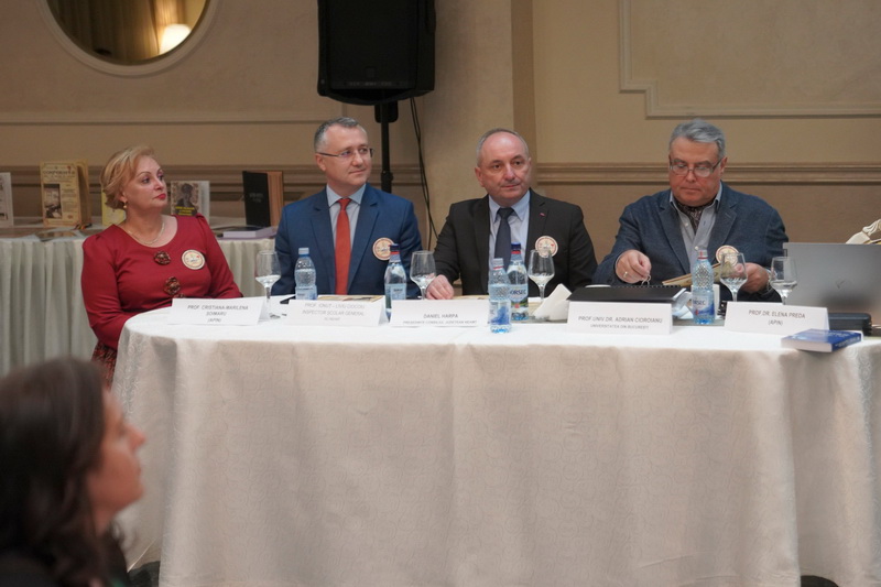 Adrian Cioroianu la 10 ani de APIN – “prăpastia dintre elite și needucați” 1 apin prezidiu resize