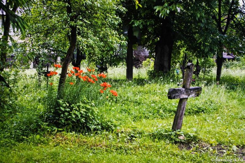 Moartea: Singura certitudine din viaţa omului. Credinţe ancestrale 2 cruce cimitir