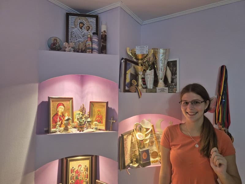 mihaela catana 2 - Mihaela Catană – povestea unei adolescente din sistemul de protecție care a cucerit scenele de muzică populară