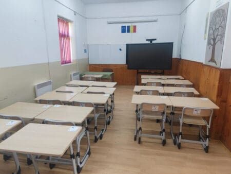 Minor din Oniceni, reținut după ce ar fi pătruns mascat într-o grădiniță. A fost prins cu ajutorul unui câine polițist