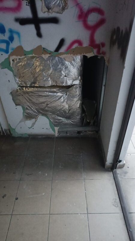 Două minore au vandalizat un perete din pasajul pietonal din Piatra Neamț. Părinții vor plăti paguba perete distrus 2