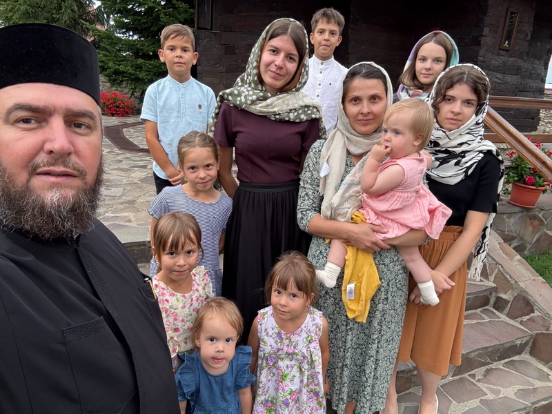 Preotul Dumitru Florin Lazăr, distins de Mitrolopia Moldovei și Bucovinei: „Tot ce avem este de la Dumnezeu și are izvorul în Dumnezeu” 6 preot dumitru florin lazar 5 resize