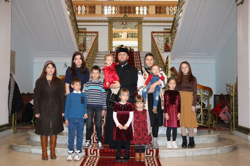 Preotul Dumitru Florin Lazăr, distins de Mitrolopia Moldovei și Bucovinei: „Tot ce avem este de la Dumnezeu și are izvorul în Dumnezeu” 7 preot dumitru florin lazar 7 resize