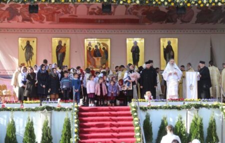 Preotul Dumitru Florin Lazăr, de la Podoleni, distins de IPS Teofan