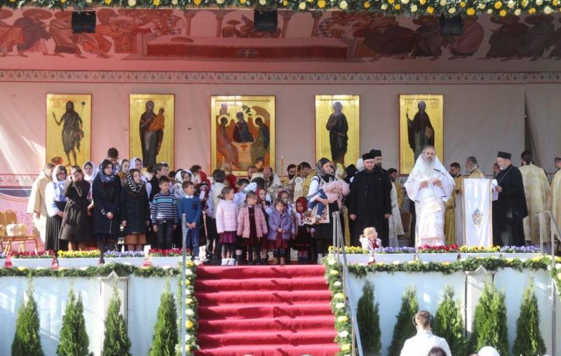 Preotul Dumitru Florin Lazăr, de la Podoleni, distins de IPS Teofan