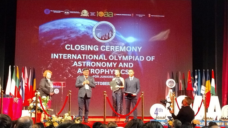 Olimpiada Internațională de Astronomie și Astrofizică Jr. la Piatra-Neamț / Prin performanță și cu eleganță - scrutând cerul pentru viitor! 1 presedintele olimpiadei sule aniket si elisabeta naghi mec
