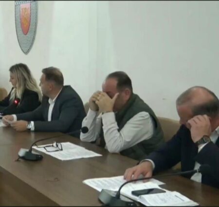 Șah mat. Primarul Apopei pierde la vot în Consiliul Local Târgu-Neamț Primarul Apopei pierde la vot în Consiliul Local Târgu-Neamț