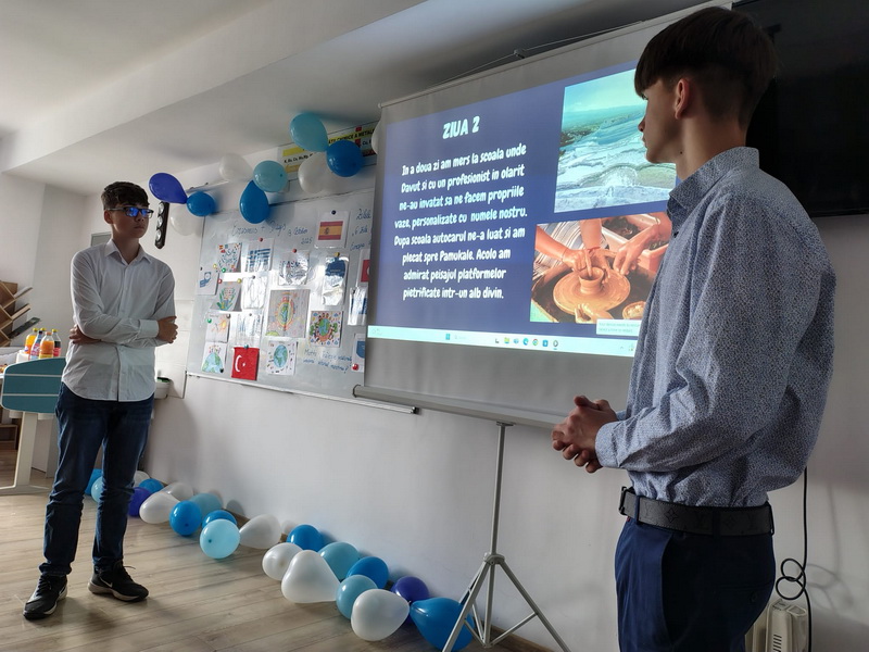 “Erasmus Day” la Școala Gimnazială “Prof. Gheorghe Dumitreasa” Girov 4 scoala girov prezentare elevi resize