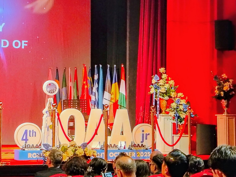 Olimpiada Internațională de Astronomie și Astrofizică Jr. la Piatra-Neamț / Prin performanță și cu eleganță - scrutând cerul pentru viitor! 4 sigla olimpiadei