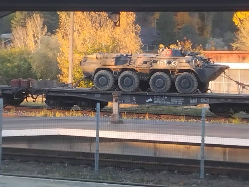 tab 1 - Foto. Convoi de vehicule militare a populat gara din Piatra Neamț