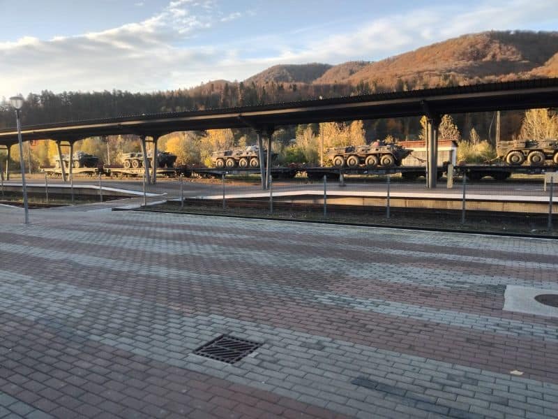 tab 3 1 - Foto. Convoi de vehicule militare a populat gara din Piatra Neamț