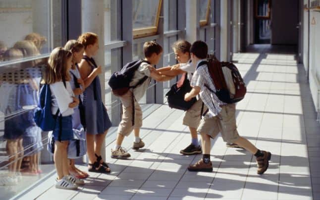 violenta scoala - Bullying: când școala devine câmp de bătălie