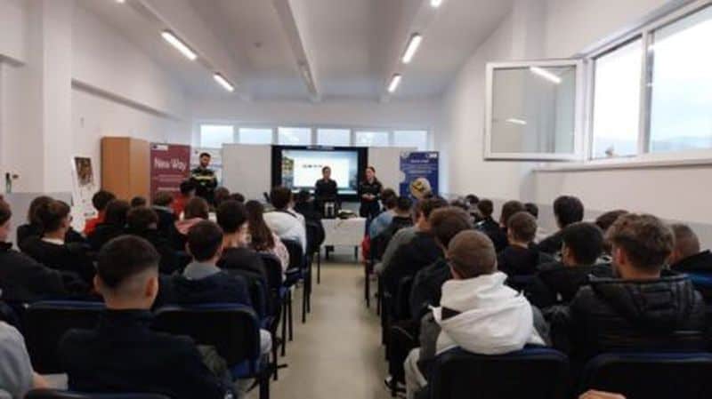 Elevi liceu in - Noutăți pentru bobocii de clasa a IX-a