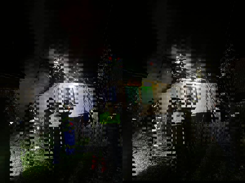 Nepot încătușat după ce a incendiat casa bunicii sale într-o comună din Neamț. Polițiștii au salvat femeia din flăcări 2 Incendiu Borca 1