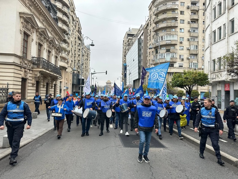 Video-foto. Protest al Blocului Național Sindical: „Este timpul să spunem răspicat: NU acceptăm sărăcirea salariaților din România” 4 WhatsApp Image 2025 11 12 at 13.04.02
