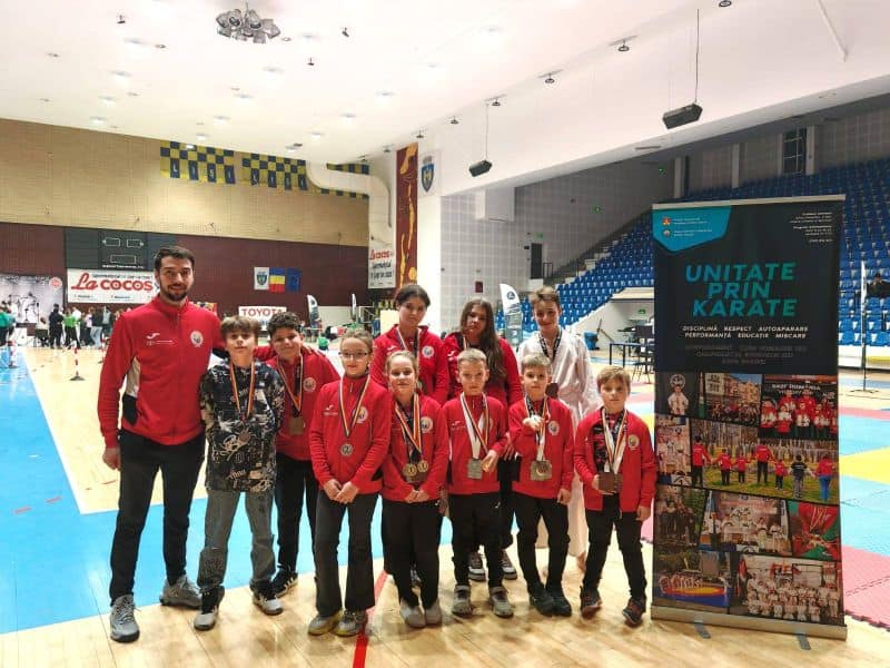 FOTO. Zece sportivi de la Sentoki Karate-DO Piatra Neamț premiați la Cupa Sasori de la Ploiești 1 WhatsApp Image 2025 11 19 at 13.31.32 - FOTO. Zece sportivi de la Sentoki Karate-DO Piatra Neamț premiați la Cupa Sasori de la Ploiești