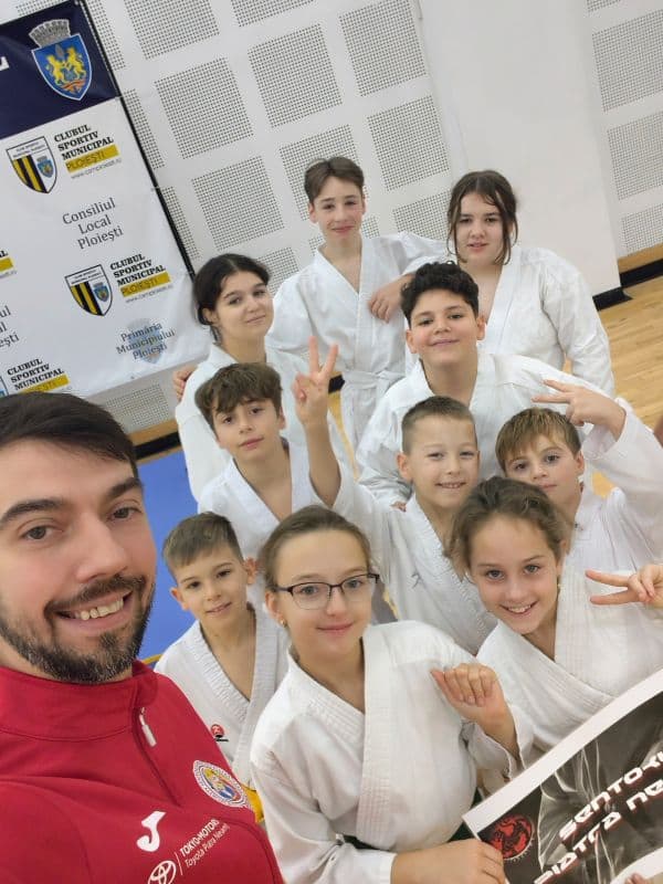 FOTO. Zece sportivi de la Sentoki Karate-DO Piatra Neamț premiați la Cupa Sasori de la Ploiești 2 WhatsApp Image 2025 11 19 at 13.31.35 - FOTO. Zece sportivi de la Sentoki Karate-DO Piatra Neamț premiați la Cupa Sasori de la Ploiești