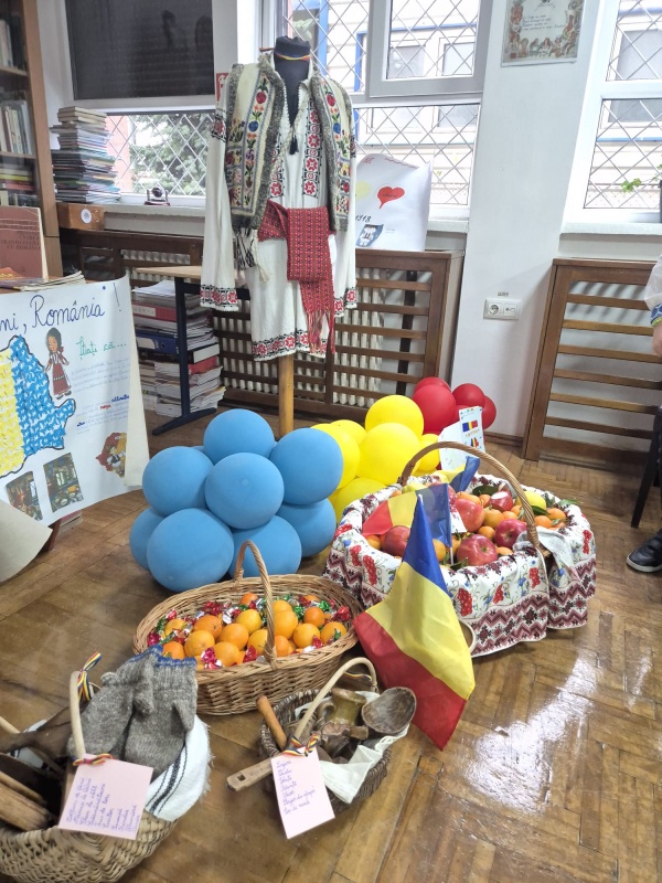 Video-Foto. Lecție de românism la Liceul „Vasile Conta” din Târgu-Neamț 3 WhatsApp Image 2025 11 27 at 18.06.03 1