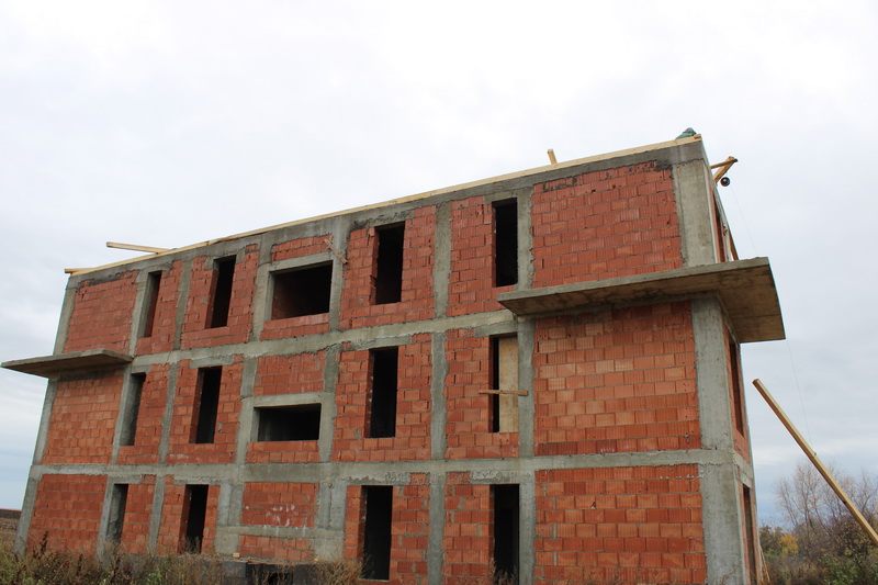 Neamț, flash noiembrie 2025: Economia frânează, criza demografică se adâncește, salarii nete mai mici 5 dragomiresti bloc tineri