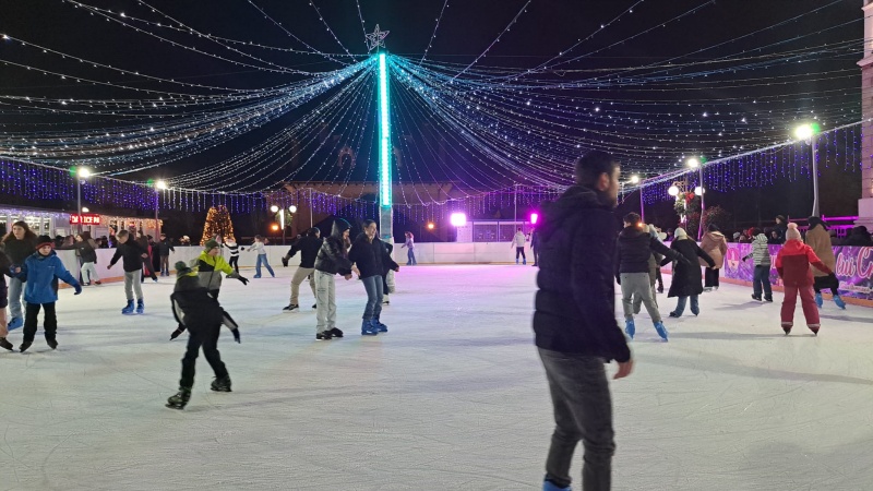 Invitație la Târgul “Piatra lui Crăciun” 6 targ craciun patinoar