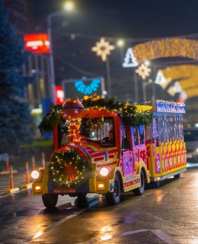 Trenulețul Moșului aduce magia sărbătorilor pe străzile orașului Piatra Neamț 1 Trenuletul lui Mos Craciun 1
