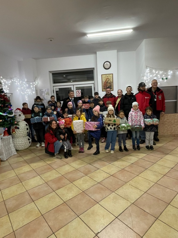Cadouri pentru 700 de copii din Roman, de Ziua Națională a României 4 WhatsApp Image 2025 12 01 at 15.40.05 2