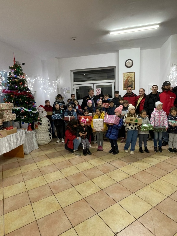 Cadouri pentru 700 de copii din Roman, de Ziua Națională a României 3 WhatsApp Image 2025 12 01 at 15.40.05 4