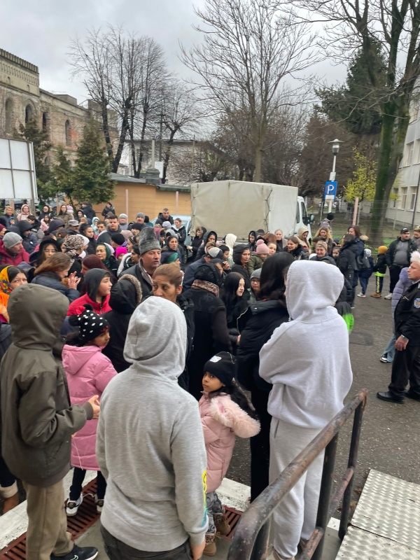 Cadouri pentru 700 de copii din Roman, de Ziua Națională a României 8 WhatsApp Image 2025 12 01 at 15.40.05