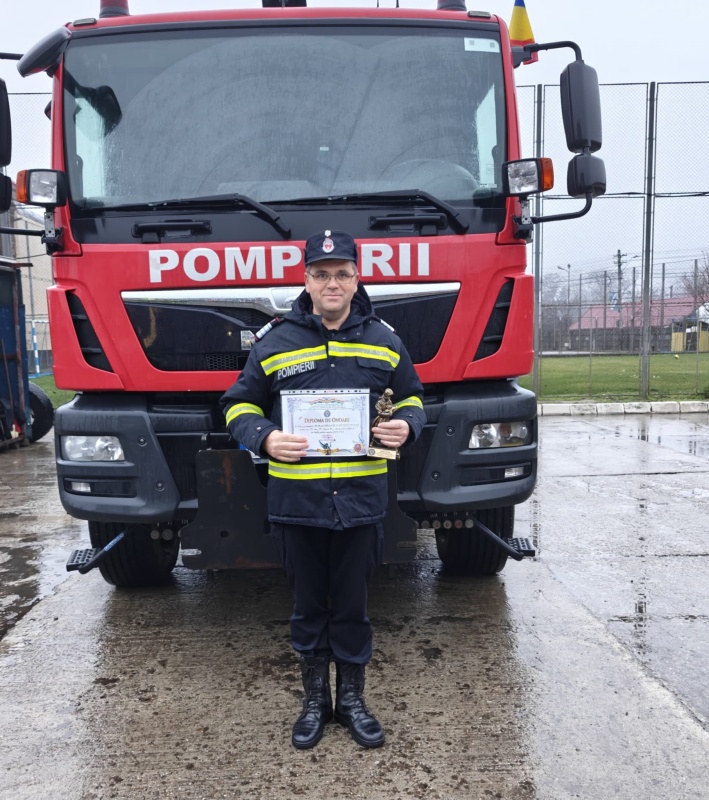 FOTO. Pompierii nemțeni au participat astăzi la cele două parade militare organizate în municipiile Piatra-Neamț și Roman 4 WhatsApp Image 2025 12 01 at 17.32.07