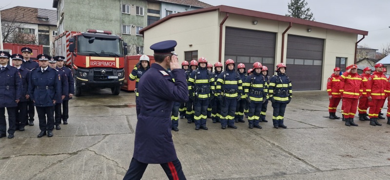FOTO. Pompierii nemțeni au participat astăzi la cele două parade militare organizate în municipiile Piatra-Neamț și Roman 1 WhatsApp Image 2025 12 01 at 17.32.26