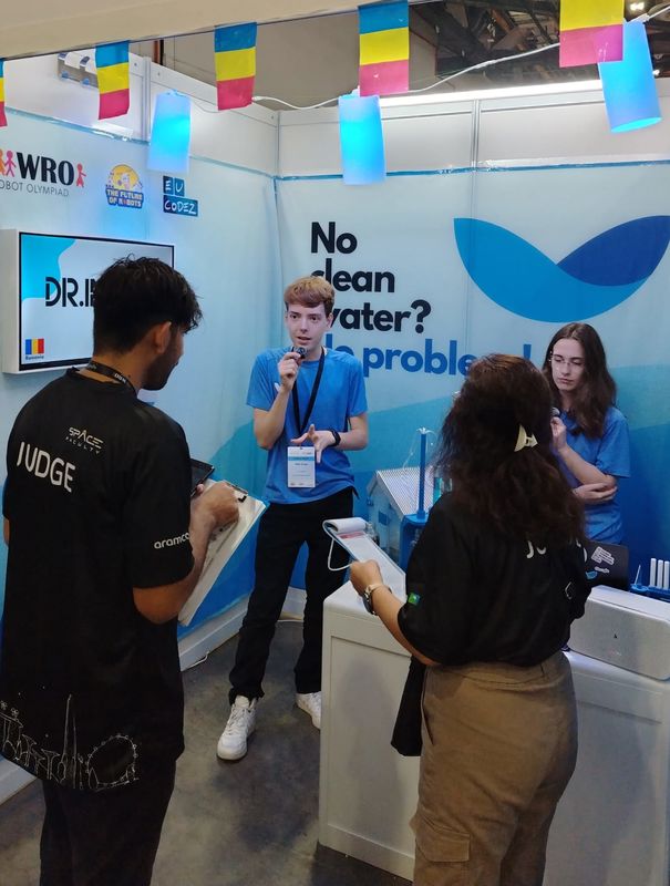 Echipa “Eu Codez” – Argint la WRO International, Finala 2025, Singapore. Proiect inovativ pentru obținerea apei potabile 2 WhatsApp Image 2025 12 02 at 13.18.51
