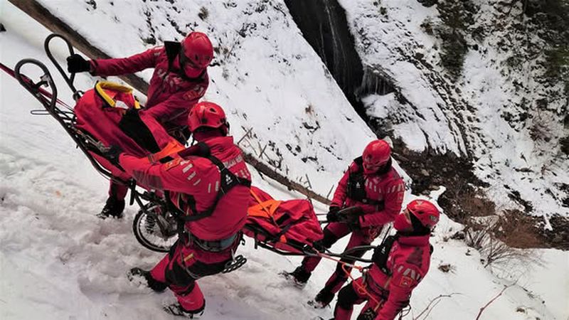 FOTO. Bărbat inconștient pe Ceahlău, predat de salvatorii montani ambulanței! 2 WhatsApp Image 2025 12 02 at 15.25.06