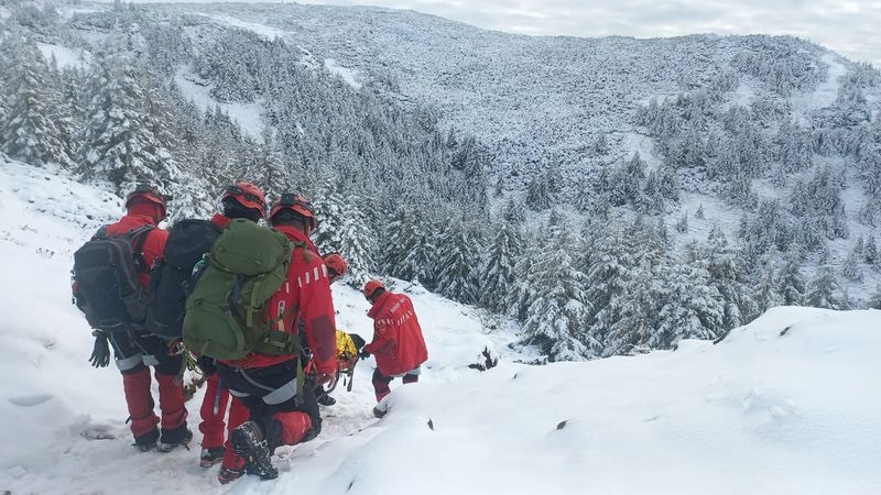 FOTO. Bărbat inconștient pe Ceahlău, predat de salvatorii montani ambulanței! 3 WhatsApp Image 2025 12 02 at 15.25.24