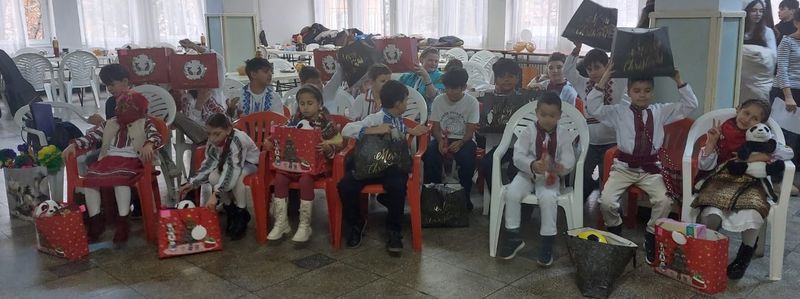 FOTO. O zi a generozității: Elevii CNI au adus bucurie copiilor de la Centrul de zi din Piatra Neamț 2 WhatsApp Image 2025 12 06 at 10.38.19