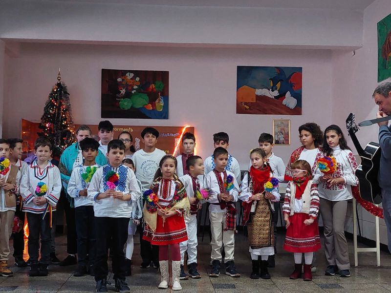 FOTO. O zi a generozității: Elevii CNI au adus bucurie copiilor de la Centrul de zi din Piatra Neamț 1 WhatsApp Image 2025 12 06 at 10.38.30