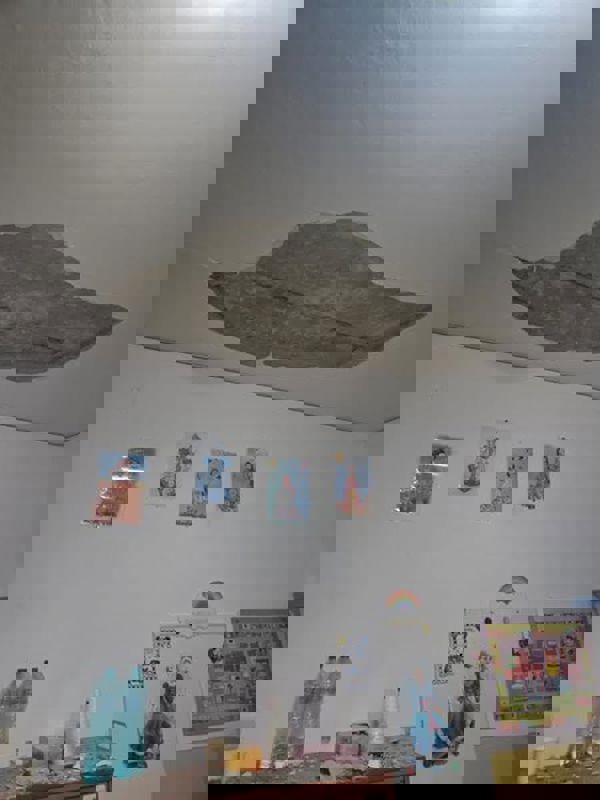 Piatra-Neamț: Preșcolarii și elevii de la „Daniela Cuciuc” trec în online după ce o bucată de tavan s-a prăbușit într-o sală de clasă 3 WhatsApp Image 2025 12 08 at 10.31.21