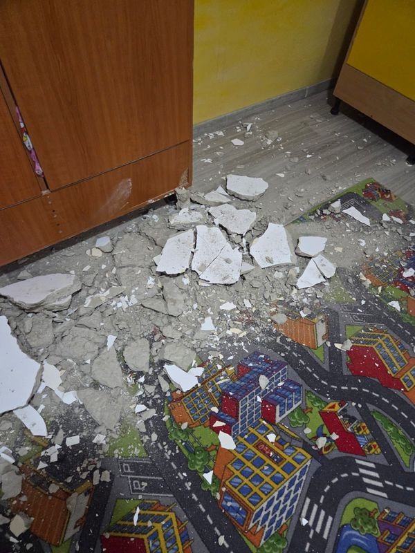 Piatra-Neamț: Preșcolarii și elevii de la „Daniela Cuciuc” trec în online după ce o bucată de tavan s-a prăbușit într-o sală de clasă 1 WhatsApp Image 2025 12 08 at 10.31.30