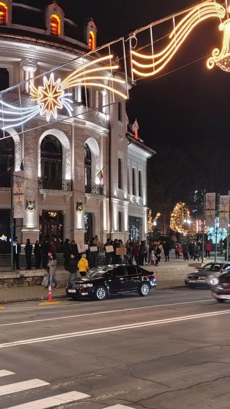 FOTO. Protest "Recorder" pentru justiție și la Piatra-Neamț 2 WhatsApp Image 2025 12 13 at 20.32.35