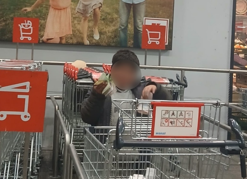 Foto. Cerșetoria la Târgu-Neamț: cea mai rentabilă meserie. 3 WhatsApp Image 2025 12 23 at 19.42.25