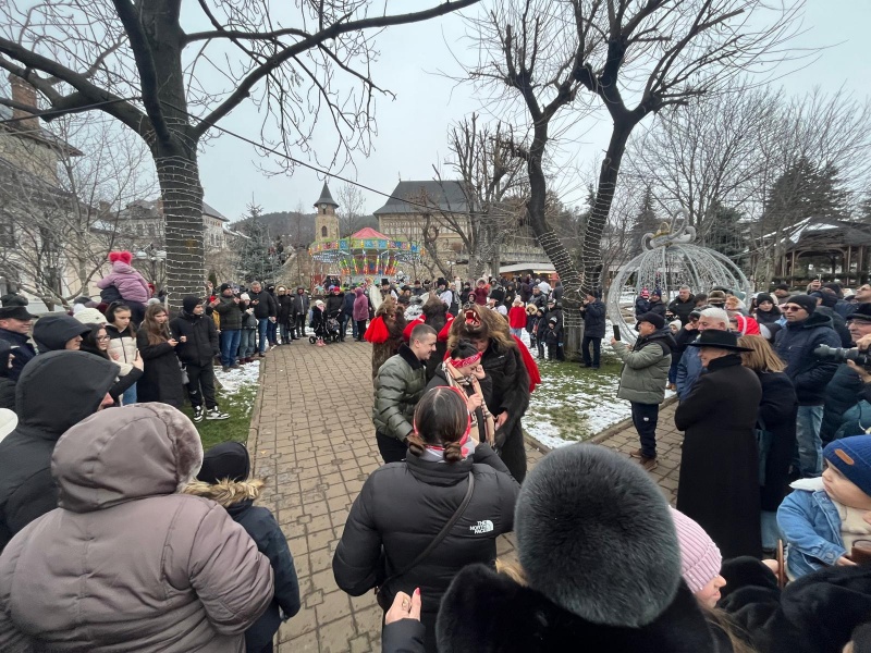 Video-foto. Parada datinilor şi obiceiurilor româneşti din timpul sărbătorilor de iarnă de la Piatra Neamț 2 WhatsApp Image 2025 12 28 at 15.15.01