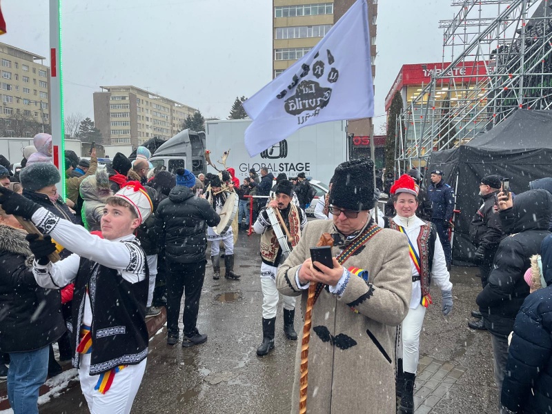 Video-foto. Parada datinilor şi obiceiurilor româneşti din timpul sărbătorilor de iarnă de la Piatra Neamț 7 WhatsApp Image 2025 12 28 at 16.03.38 1