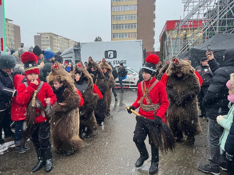 Video-foto. Parada datinilor şi obiceiurilor româneşti din timpul sărbătorilor de iarnă de la Piatra Neamț 8 WhatsApp Image 2025 12 28 at 16.03.38